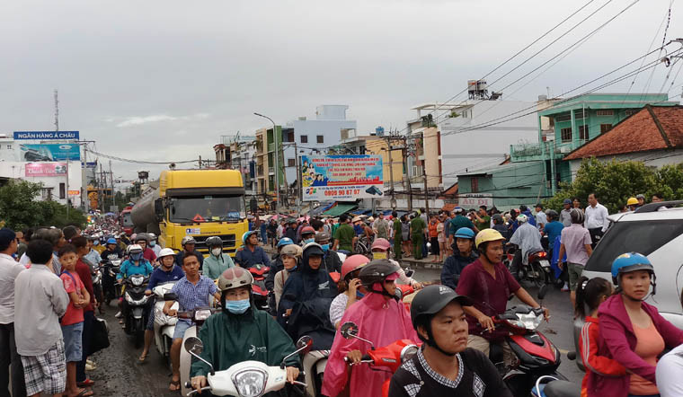 Do hiện trường vụ tai nạn nằm giữa đường, cùng với việc có rất đông người hiếu kỳ theo dõi đã làm cho giao thông qua cầu Phú Xuân nhanh chóng rơi cảnh vào ùn tắc.