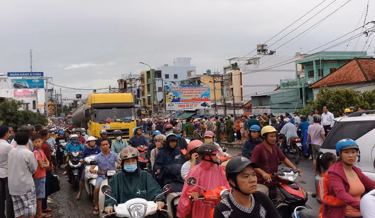 Do hiện trường vụ tai nạn nằm giữa đường, cùng với việc có rất đông người hiếu kỳ theo dõi đã làm cho giao thông qua cầu Phú Xuân nhanh chóng rơi cảnh vào ùn tắc.