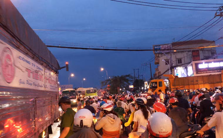 Nhiều lực lượng CSGT, Công an phường, bảo vệ dân phố được điều động ra điều tiết giao thông nhưng cũng đành bất lực.