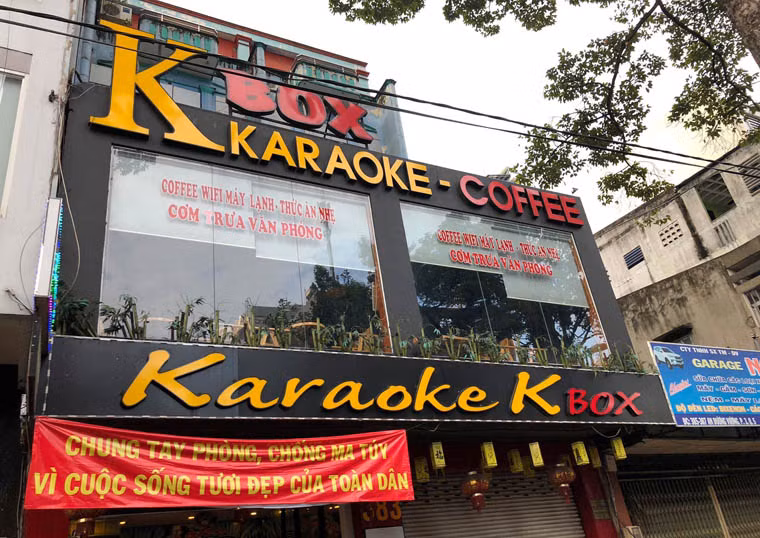 Rạng sáng nay 7/7, hàng chục chiến sĩ thuộc Phòng Cảnh sát quản lý hành chính về trật tự xã hội (PC64, Công an TPHCM) phối hợp với Công an phường 3 quận 5 bất ngờ ập vào kiểm tra quán karaoke Kbox ở địa chỉ 383 An Dương Vương, phường 3, quận 5.