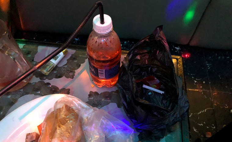 Toàn bộ 16 người bị đưa về trụ sở công an để kiểm tra ma tuý. 