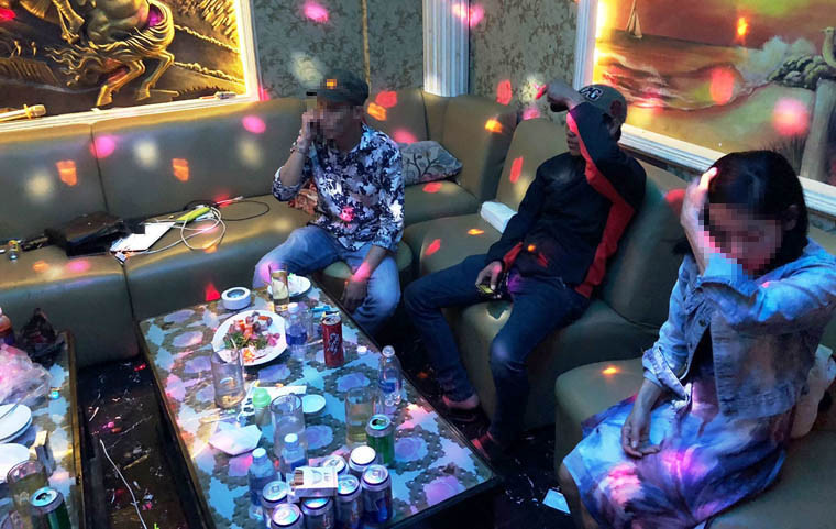 Kiểm tra trong 3 phòng, công an phát hiện nhiều túi nilon chứa tinh thể màu trắng, viên nén nghi là ma túy và nhiều dụng cụ thường được dùng để sử dụng ma tuý.