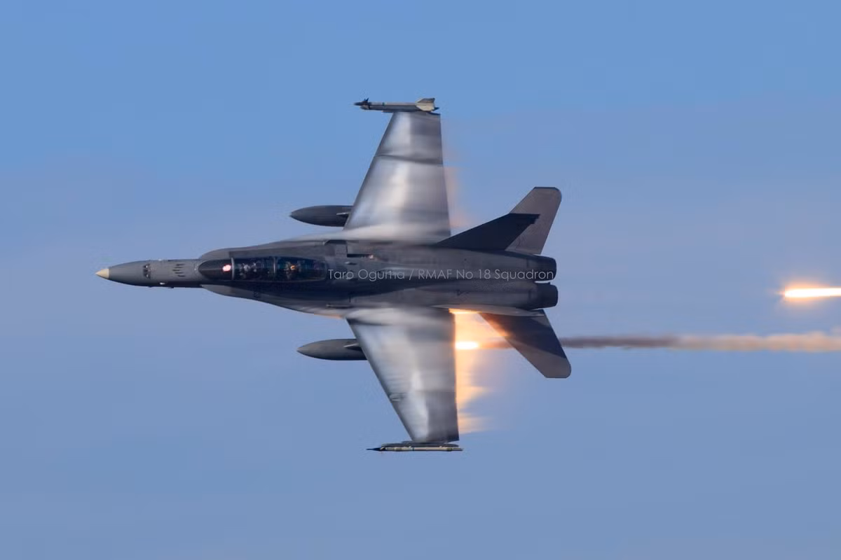 Với kho vũ khí mới, tiêm kích F/A-18D của Malaysia sẽ như “hổ mọc thêm cánh” đủ sức duy trì các nhiệm vụ bảo vệ Malaysia dù số lượng không lớn. Nguồn ảnh: RMAF no18 Squardon