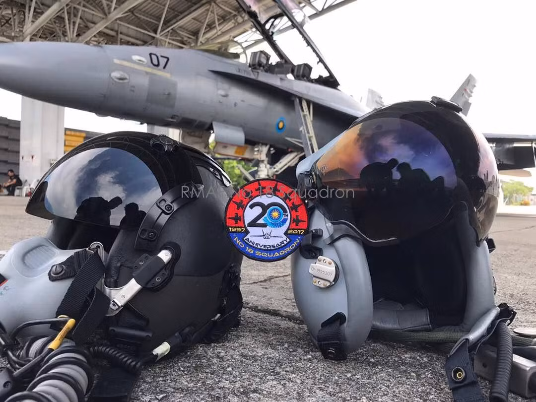 Đặc biệt, phi công F/A-18D của Malaysia sẽ được trang bị mũ bay JHMCS có giá tới 200.000 USD/chiếc – cho phép phi công không cần phải điều chỉnh vị trí của máy bay mà có thể thực hiện trực tiếp các cuộc không kích vào máy bay của đối phương. Thông tin chiến thuật được JHMCS hiển thị không chỉ ở độ cao, tốc độ bay, góc tấn công của máy bay mà cả gia tôc trọng trường từ đó nâng cao nhận thức của phi công về tình trạng hoạt động của máy bay. Sự kết hợp giữa mũ JHMCS và AIM-9X khiến kẻ thù khó lòng thoát nếu F/A-18D đã khóa mục tiêu. Nguồn ảnh: RMAF no18 Squardon