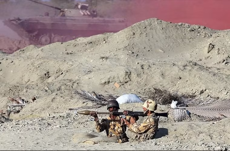 Một binh sĩ lắp đạn RPG-7 cho đồng đội.