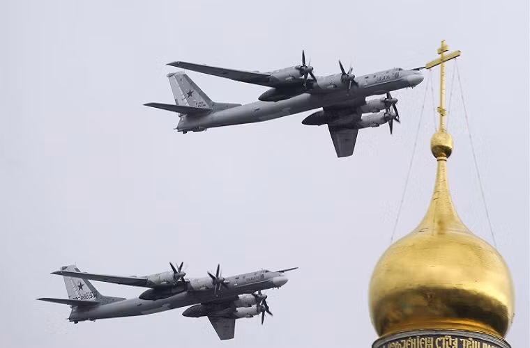 Tu-95 được Không quân Liên Xô chính thức đưa vào sử dụng từ năm 1956 và vẫn được Không quân Nga sử dụng cho đến nay. Trong ảnh là một chiếc Tu-95MS bay qua Điện Kremlin ở Moscow, trong lễ duyệt binh mừng Ngày Chiến Thắng chống Phát xít.