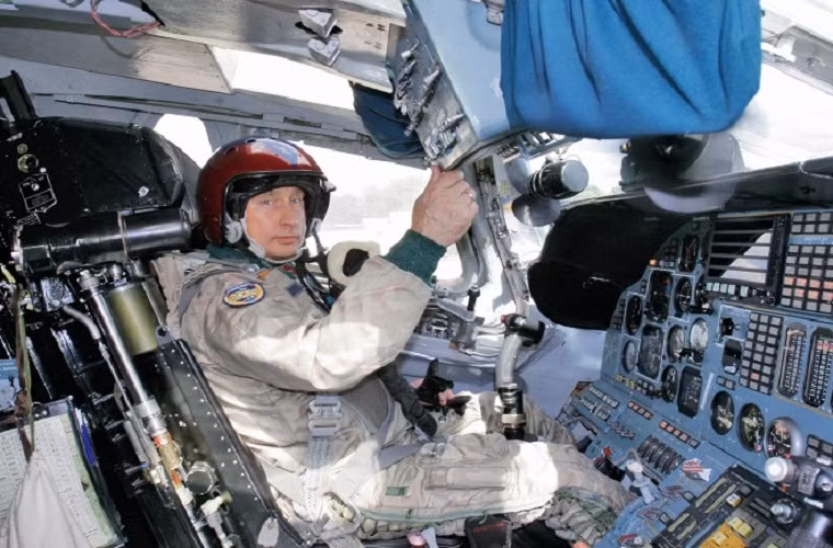 Nó cũng là một trong những mẫu máy bay ném bom chiến lược tầm xa lớn nhất trên thế giới. Trong ảnh là Tổng thống Nga Vladimir Putin bên trong khoang lái của Tu-160.