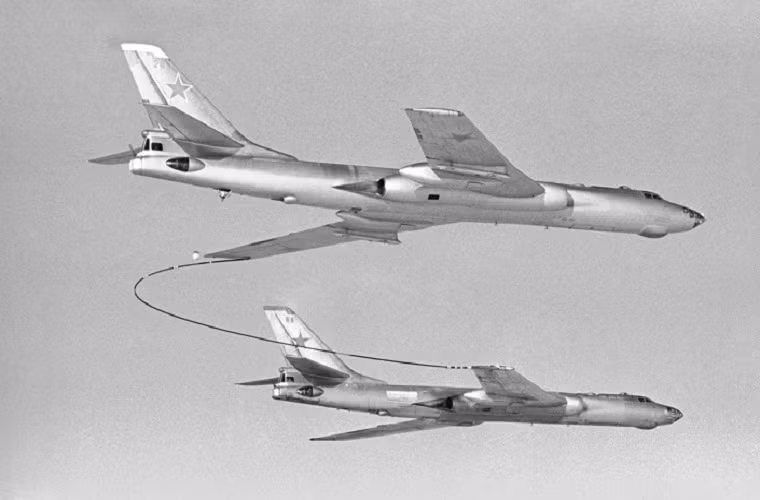 Tupolev Tu-16 là oanh tạc cơ chiến lược đầu tiên trang bị động cơ phản lực của Không quân Liên Xô, được giới thiệu lần đầu tiên vào năm 1954. Trong ảnh là một chiếc Tu-16 Không quân Liên Xô đang tiếp nhiên liệu trên không.