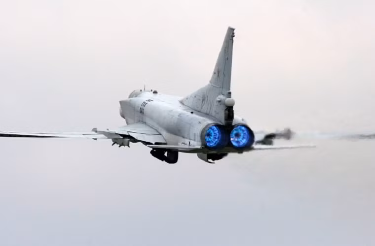 Trong ảnh là mẫu máy bay ném bom siêu thanh đầu tiên của Không quân Liên Xô Tupolev Tu-22, được đưa vào trang bị chính thức từ năm 1962.