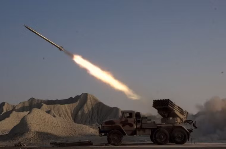 Hệ thống pháo phản lực đa nòng SBIG/DIO Hadid HM-20 122 mm do Iran sản xuất đang khai hỏa.