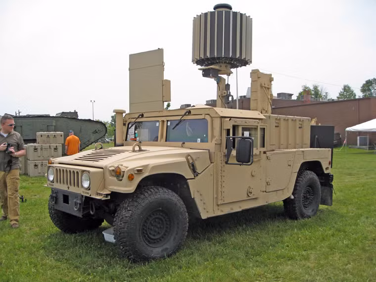 Một tổ hợp radar AN/TPQ-49 di động đặt trên khung gầm xe bọc thép humvee của Quân đội Mỹ.