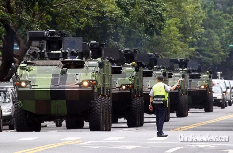 Người ta thiết kế phần đáy xe hình chữ V có khả năng chống chịu vụ nổ mìn tương đương 12 kg TNT.