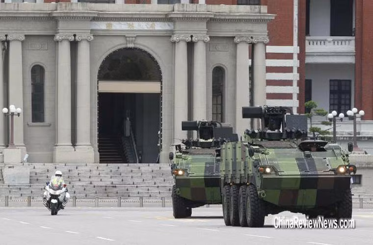 Cấu hình vũ khí của CM-32 có thể tùy chọn pháo 20mm, súng phóng lựu 40 mm, pháo 105 mm hoặc cối 120 mm.