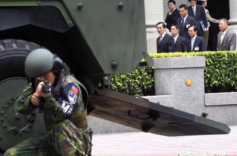 CM-32 có ê kíp vận hành 2 người, nó có thể chở theo 8 binh lính với đầy đủ trang bị.