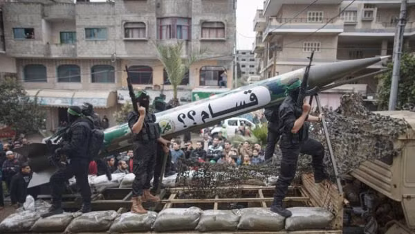 Hình ảnh về tên lửa khủng được cho là loại Qassam.