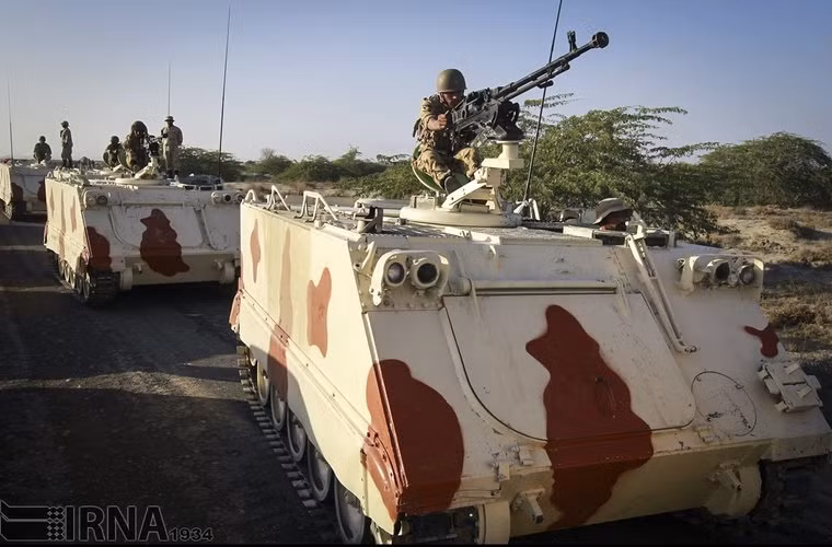 Cùng với đó là những xe bọc thép chở quân M-113. Xe có trọng tải 12,3 tấn, mang theo 13 binh sĩ gồm 2 lái xe và 11 bộ binh. M-113 được trang bị súng máy M2 Browning, lớp giáp dày 12-38 mm, tốc độ 67,6 km/h và tầm hoạt động 480 km.