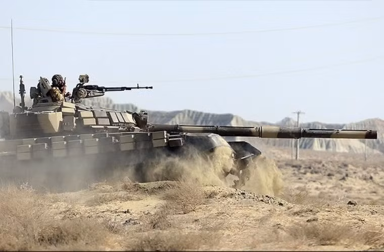 Theo Army-technology, T-72S là phiên bản xuất khẩu của T-72B do Liên Xô sản xuất. Loại tăng này được trang bị 1 pháo nòng trơn D-81 125 mm, súng máy đồng trục 7,62 mm và súng phòng không 12,7 mm. Xe được trang bị lớp giáp bảo vệ phản ứng nổ ERA.