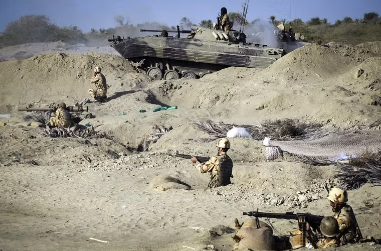 Các xe chiến đấu bộ binh BMP-2 cùng các binh lính được trang bị vũ khí khủng “ào ào” tấn công mục tiêu giả định.