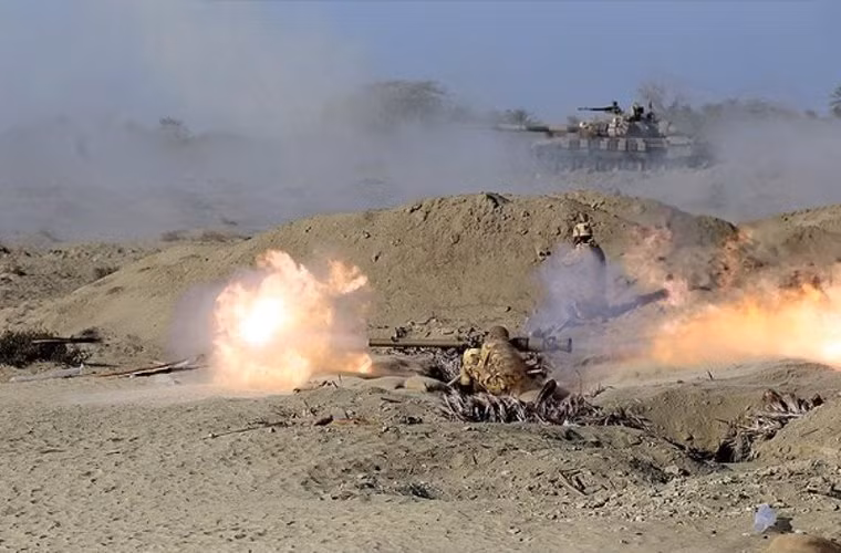 Liên tục phóng đạn khiến khu vực tập trận tràn đầy khói lửa.