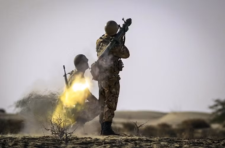 Các binh sĩ đang bắn một hệ thống tên lửa phòng không vác vai. Tờ báo Nga Bmpd cho rằng, đây có thể là loại Strela-2M hoặc một hệ thống tên lửa vác vai bản sao của Strela-2M.