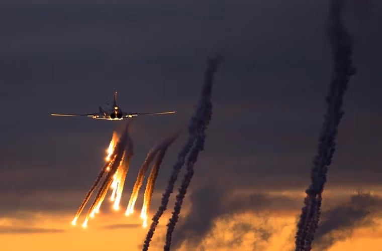 Tu-22M3 thả pháo sáng trong đêm tạo nên hiệu ứng rất đẹp mắt