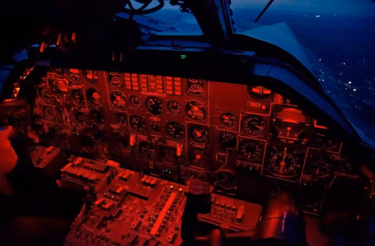 Bên trong buồng lái Tu-22M3 chi chít các đồng hồ hiển thị theo công nghệ analog những năm 1980.