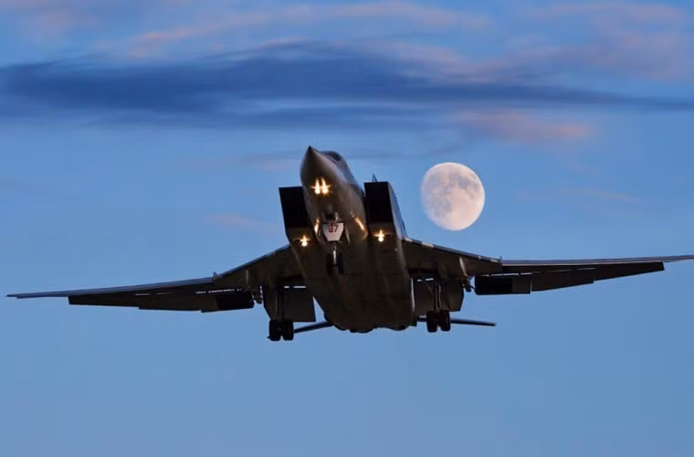 Chiếc Tu-22M3 cất cánh dưới ánh trăng huyền ảo.