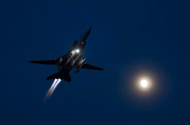 Oanh tạc cơ Tu-22M3 cất cánh bên cạnh ánh trăng rực sáng vô cùng tuyệt đẹp.