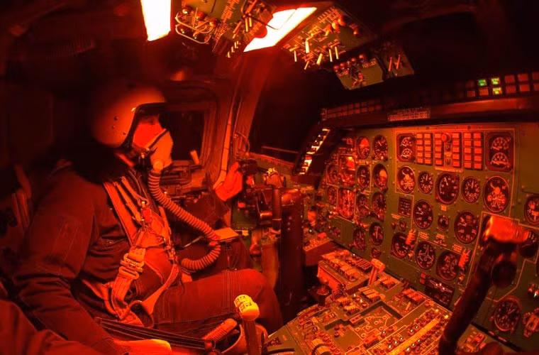 Bên trong buồng lái oanh tạc cơ chiến lược Tu-22M3 dưới ánh đèn hồng ngoại.