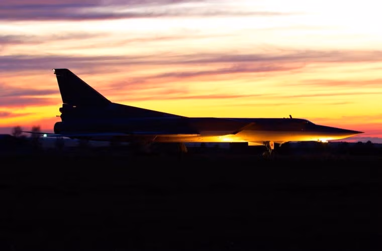 Oanh tạc cơ Tu-22M3 chuẩn bị cất cánh trong ánh hoàng hôn tuyệt đẹp