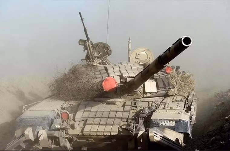 Lần tập trận này quân đội Iran huy động một loạt vũ khí hạng nặng và cả những vũ khí tối tân tham gia. Trong ảnh là xe tăng chiến đấu chủ lực T-72S của Iran.