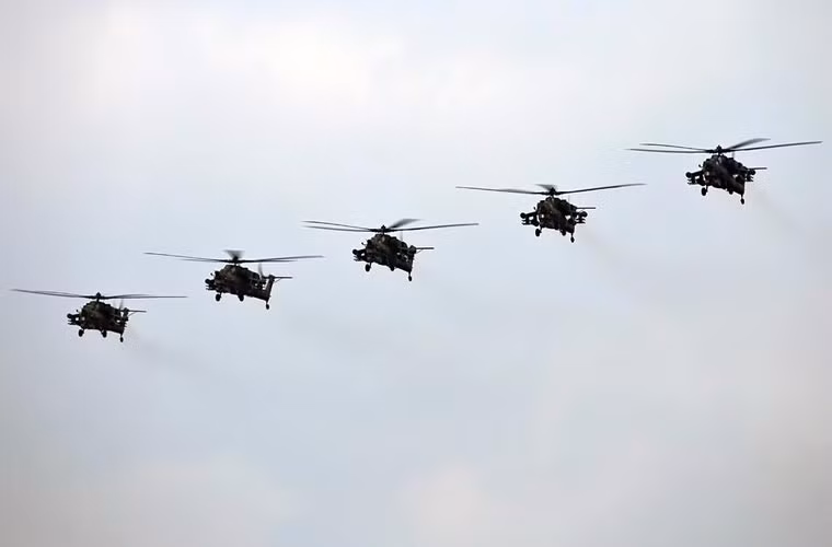 5 chiếc trực thăng tấn công Thợ săn đêm Mi-28N bay đội hình chiến thuật.