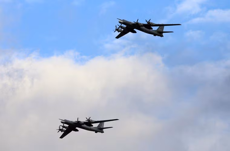 Hai chiếc máy bay ném bom chiến lược Tu-95 dũng mãnh trên bầu trời.