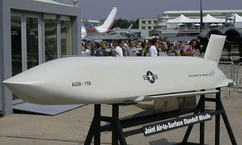 Tên lửa JASSM được trưng bày tại triển lãm.