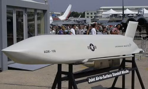 Tên lửa JASSM được trưng bày tại triển lãm.