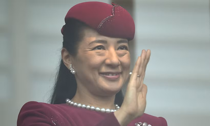 Chiếc nhẫn của bà Masako cũng được làm từ ngọc trai sáng lấp lánh.