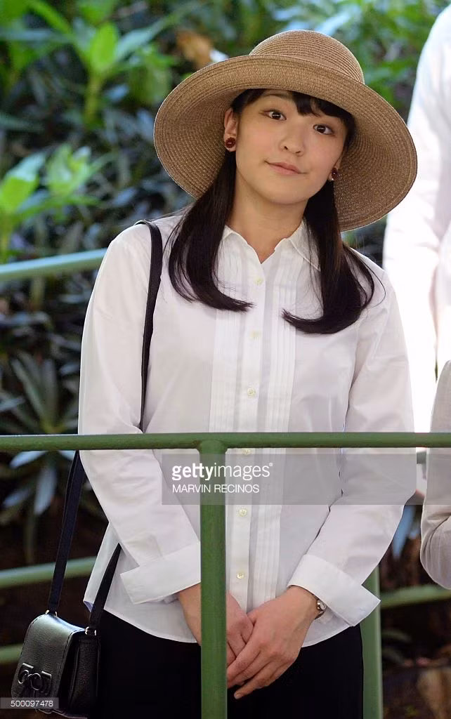 Đôi bông tai đính kim cương tinh tế, đẳng cấp của công chúa Kako, em gái công chúa Mako.