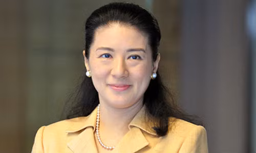 Đôi hoa tai ngọc trai đính vòng vàng đẹp mắt.