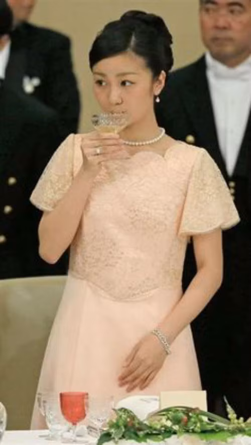 Chiếc lắc tay bằng bạc cao cấp tạo sự quý phái.