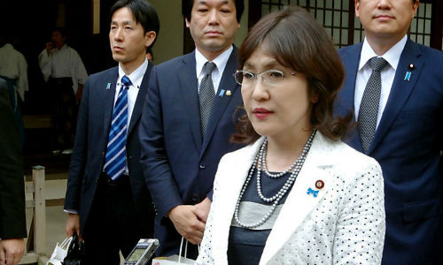 Bên cạnh địa vị, nhan sắc và phong cách thời trang, trang sức của các nữ chính khách nổi tiếng cũng là sự quan tâm của nhiều người trên thế giới.