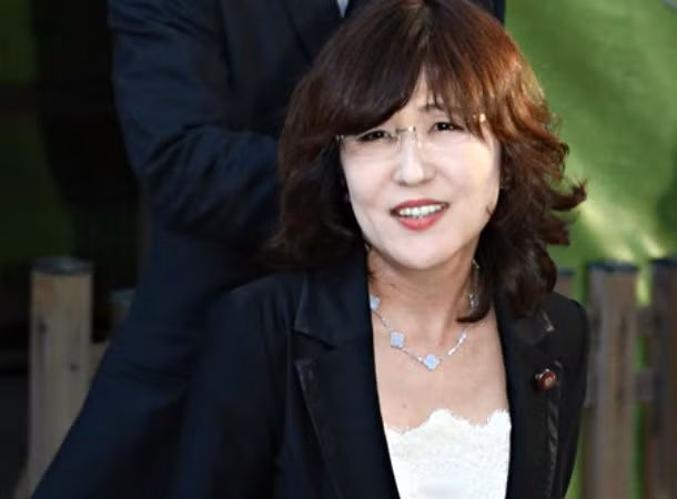 Vòng cổ, hoa tai nhiều kiểu dáng nhưng hầu hết được làm ngọc trai đắt giá.