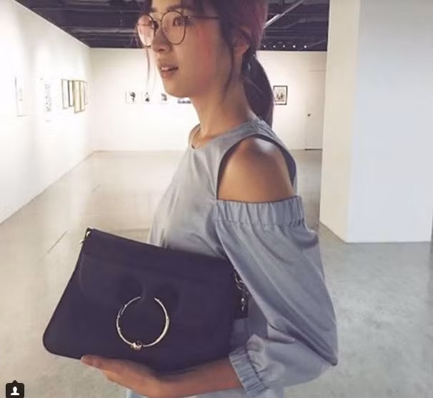 Ngay sau khi ra mắt, mẫu túi xách độc đáo này được nhiều tìn đồ thời trang chia sẻ trên instagram.