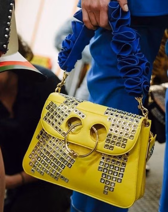 ...màu vàng chóe bắt mắt.