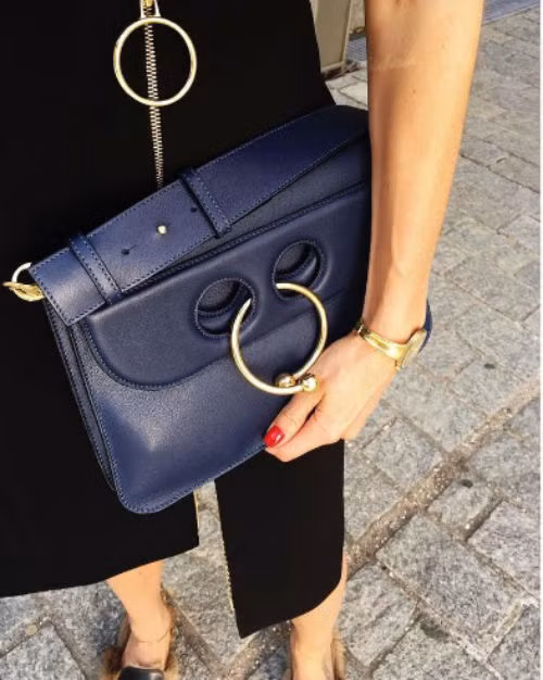 Một tín đồ còn sắm ngay cho mình một chiếc vòng vàng đeo trên áo giống hệt chiếc vòng của túi xách.