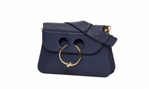 Vừa qua, nhãn hàng thời trang J.W. Anderson đã cho ra mắt mẫu túi xách đục lỗ đeo vòng mới vô cùng đẹp mắt.