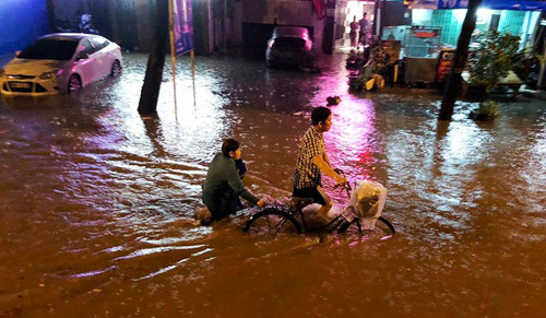 Khuya 1/6 vừa qua, đường Nguyễn Hữu Cảnh tiếp tục chìm trong biển nước sau cơn mưa cực lớn dù siêu máy bơm vẫn hoạt động.