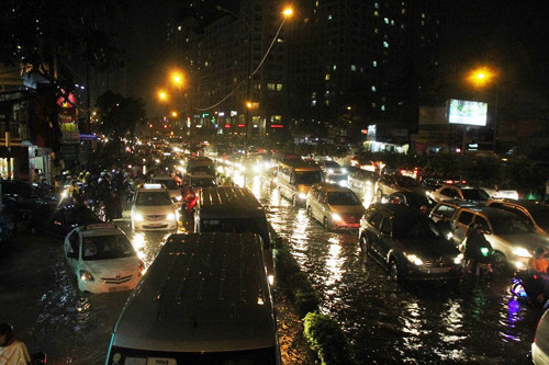 Thảm cảnh ngập nước trên đường Nguyễn Hữu Cảnh, quận Bình Thạnh, TPHCM.