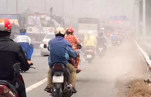 “Bao bui” tan cong nguoi di xe may tren duong dan cao toc TP HCM-Hinh-2