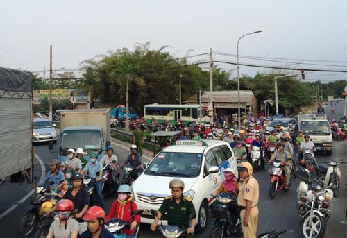 Giao thông qua khu vực bị ùn ứ suốt nhiều giờ.