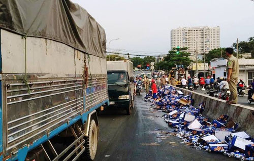 Chiếc xe tải làm rơi hàng nghìn lon bia xuống QL1 đoạn qua địa bàn quận Thủ Đức, TP HCM.